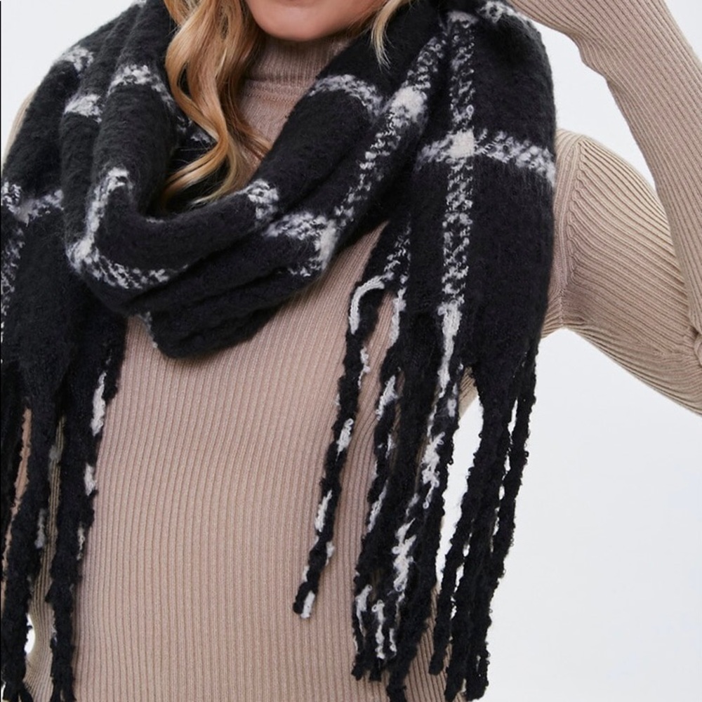 “New” black and white fashion scarf